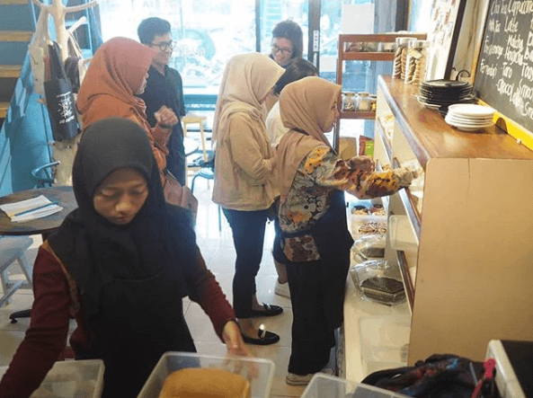 Suasana di Kebun Roti menjelang sore, setiap kue dan roti yang baru, masuk